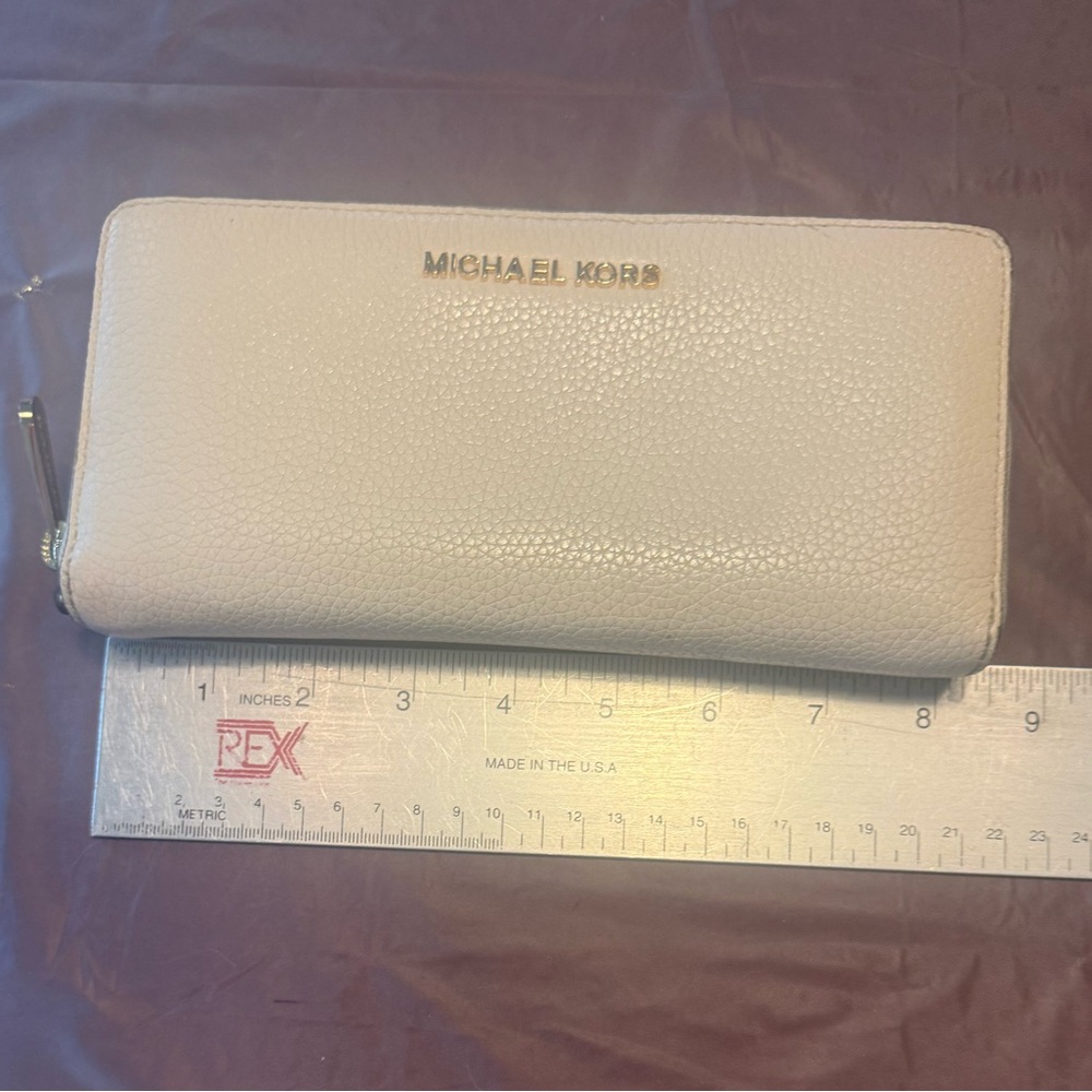 MICHAEL KORS Jetset Pebbled Leather Zip Wallet in Cream with Gold Logo - Picture 8 of 9